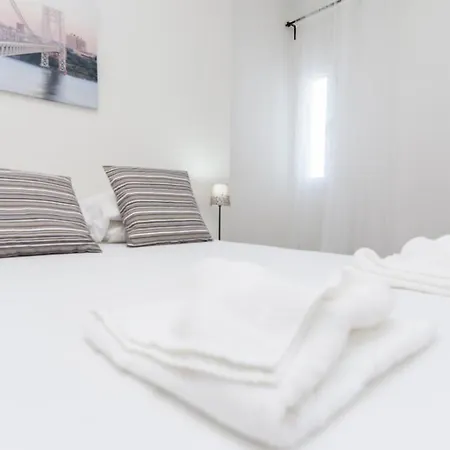 Victoria Suites *